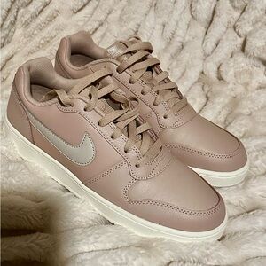 💓size 10, Women’s Nike sneakers 💓 only tried on but not worn.